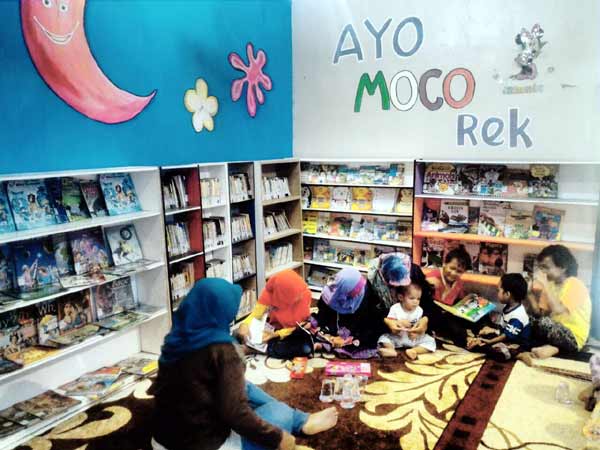 Suasana di Taman Ilmu Masyarakat, dilengkapi perpustakaan. Semua gratis. foto: risky alfian/ BANGSAONLINE
