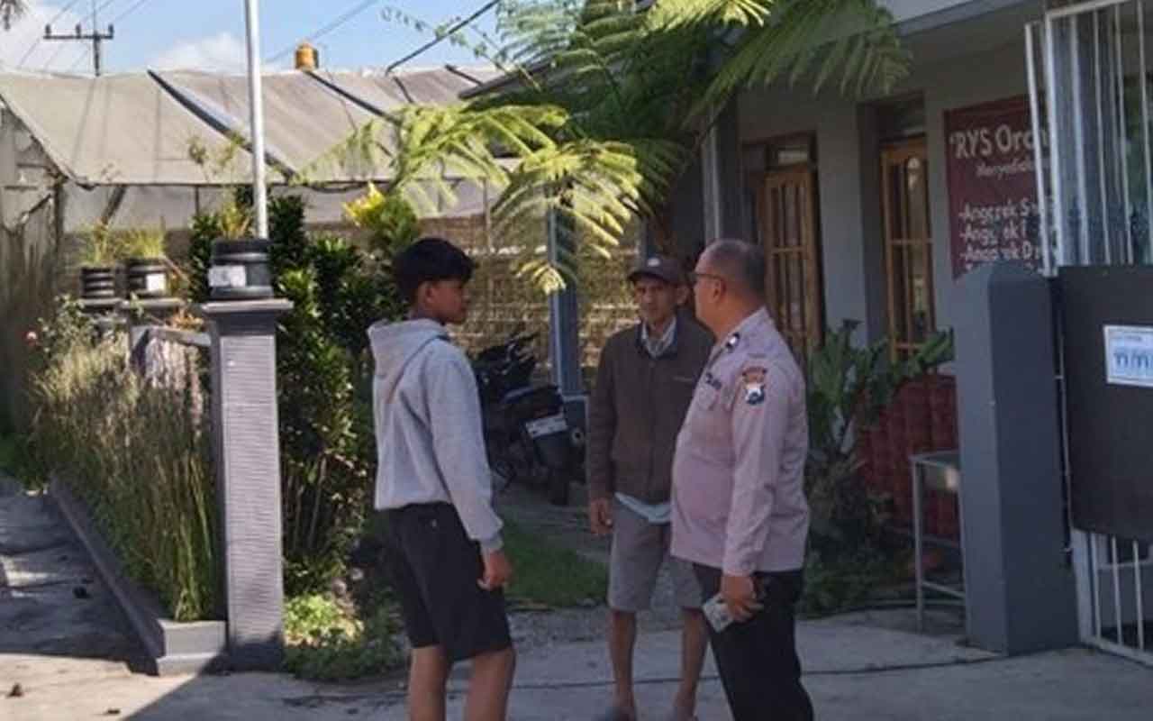 Korban bersama petugas kepolisian saat melakukan olah TKP aksi perampasan ponsel di Pakis Malang. Foto: Ist.