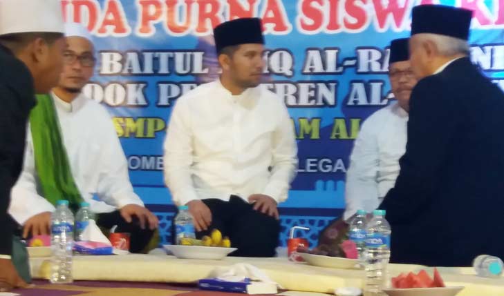 Dr. KH. Asep Saifuddin Chalim, MA terlibat pembicaraan serius dengan Wagub Jatim Emil Elestianto Dardak usai acara di Pondok Pesantren Al-Falah Blega Bangkalan Madura, Rabu malam (3/7/2019). foto: bangsaonline.com