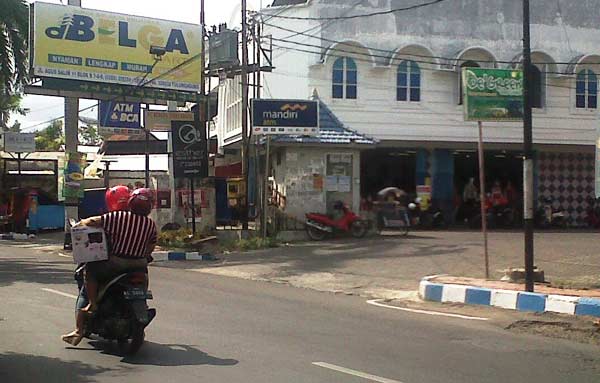 Swalayan Belga, punya pelanggan banyak karena harganya murah. Sayangnya, belum bayar sewa ke Pemkab. foto: feri/ BANGSAONLINE
