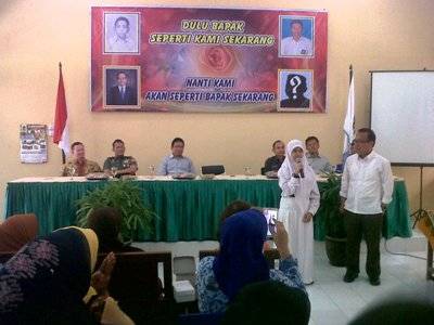 ?Mensesneg Pratikno, (baju putih depan) saat dialog interaktif di SMAN 2 Bojonegoro, Senin (10/11/2014). Foto:eky nur hadi/BANGSAONLINE