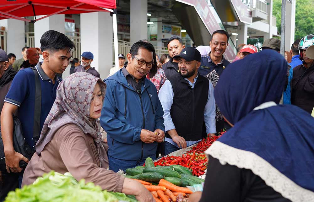 Wali Kota Nurochman (berkacamata) dan Wakil Wali Kota Batu Heli Suyanto (pakai topi) saat melakukan sidak di Pasar Pagi Among Tani.