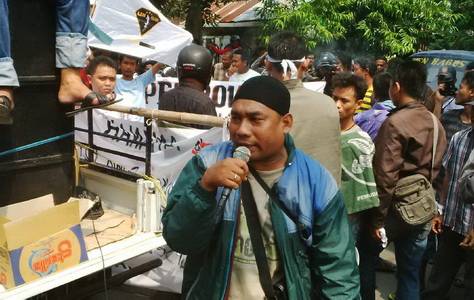 ?Aksi LSM yang melakukan demo di depan gedung Dispendik Lamongan. Foto:aries sugiarto/bangsaonline