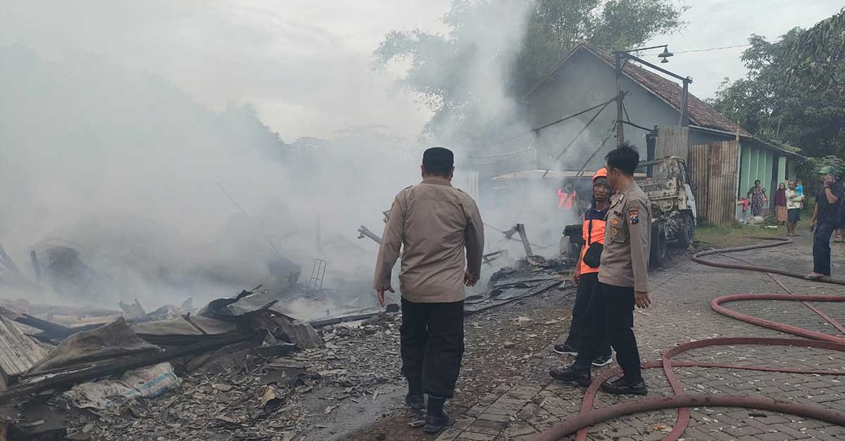 Petugas saat meninjau gudang pakan ternak yang ludes terbakar di Sidoarjo.