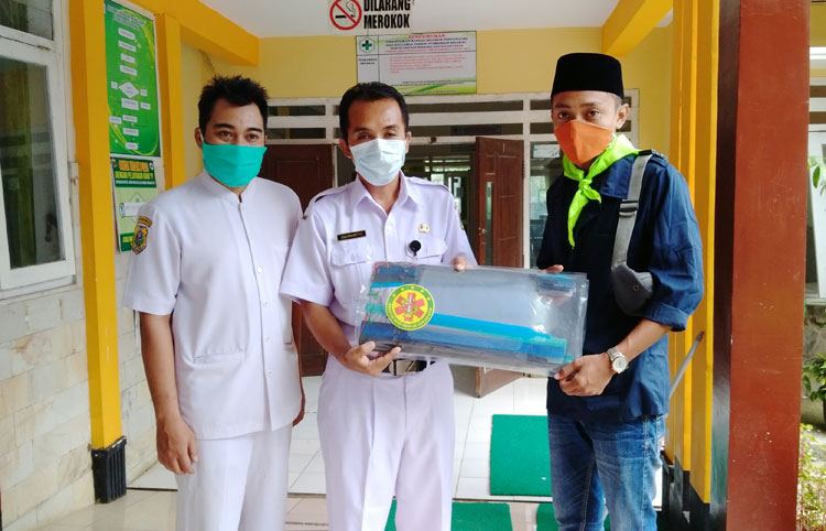 Penyerahan APD dilakukan oleh perwakilan Mapala yang berdomisili di Kabupaten Bondowoso, Mohammad Zia Ulhaq (kanan).