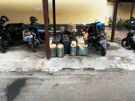 40 jerigen minyak mentah tak bertuan kini diamankan di Mapolres Bojonegoro. foto: eky nurhadi/ BANGSAONLINE