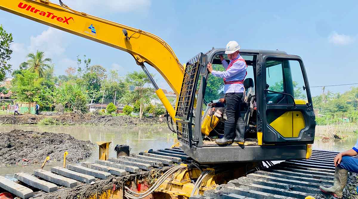 Direktur Utama Perumda Tugu Tirta, Priyo Sudibyo, saat peninjau pengerukan Sungai Wendit.