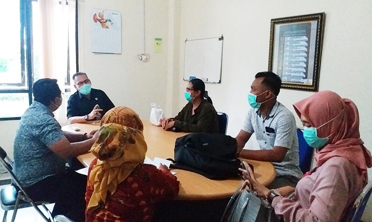 Suasana mediasi antara Risang BW (penggugat) dengan Bahtiar Pradinata selaku Kuasa Hukum tergugat satu dan dua di ruang  mediasi Pengadilan Negeri Bangkalan, Senin (6/4).