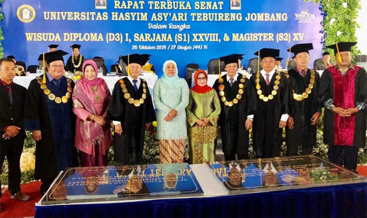 Khofifah Indar Parawansa saat menghadiri Wisuda ke-28 Unhasy yang diikuti 546 wisudawan dari D3 (ke-1), S1 (ke-28), dan S2 (ke-15). foto: ist