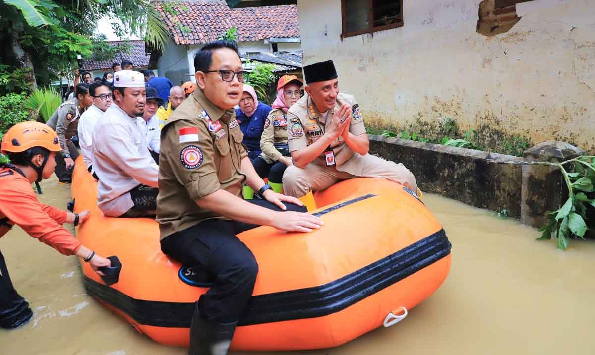 Pj Gubernur Jatim, Adhy Karyono, saat meninjau lokasi terdampak banjir di Desa Kauman, Kecamatan Blega, Bangkalan.