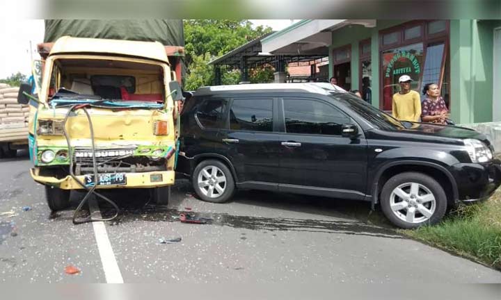 Dua kendaraan yang terlibat kecelakaan saat hendak dievakuasi.