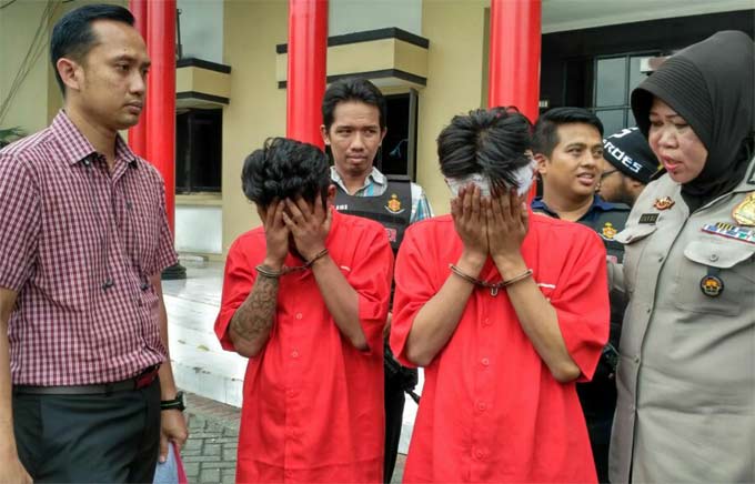 Dua pelaku saat dirilis di Mapolrestabes Surabaya.