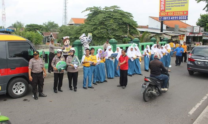 Kampanye jaga kebersihan lingkungan yang dilakukan Polresta Sidoarjo bersama SMAN 2 Sidoarjo di jembatan sungai Gading Fajar.