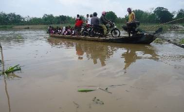 TRADISIONAL. Perahu tambang tradisional saat mengangkut penumpang di Sungai Bengawan Solo. Jasa itu saat ini tidak layak dan belum sesuai standar. Foto: Eky Nurhadi/BANGSAONLINE