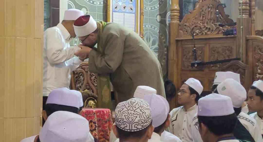 Syaikh A’la Muhammad Mustofa Na’im  langsung mencium tangan Prof Dr KH Asep Sifuddin Chalim, MA, penuh ta