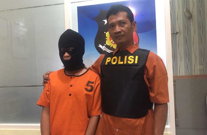 Tersangka Sugianto saat diamankan di Mapolsek Waru.