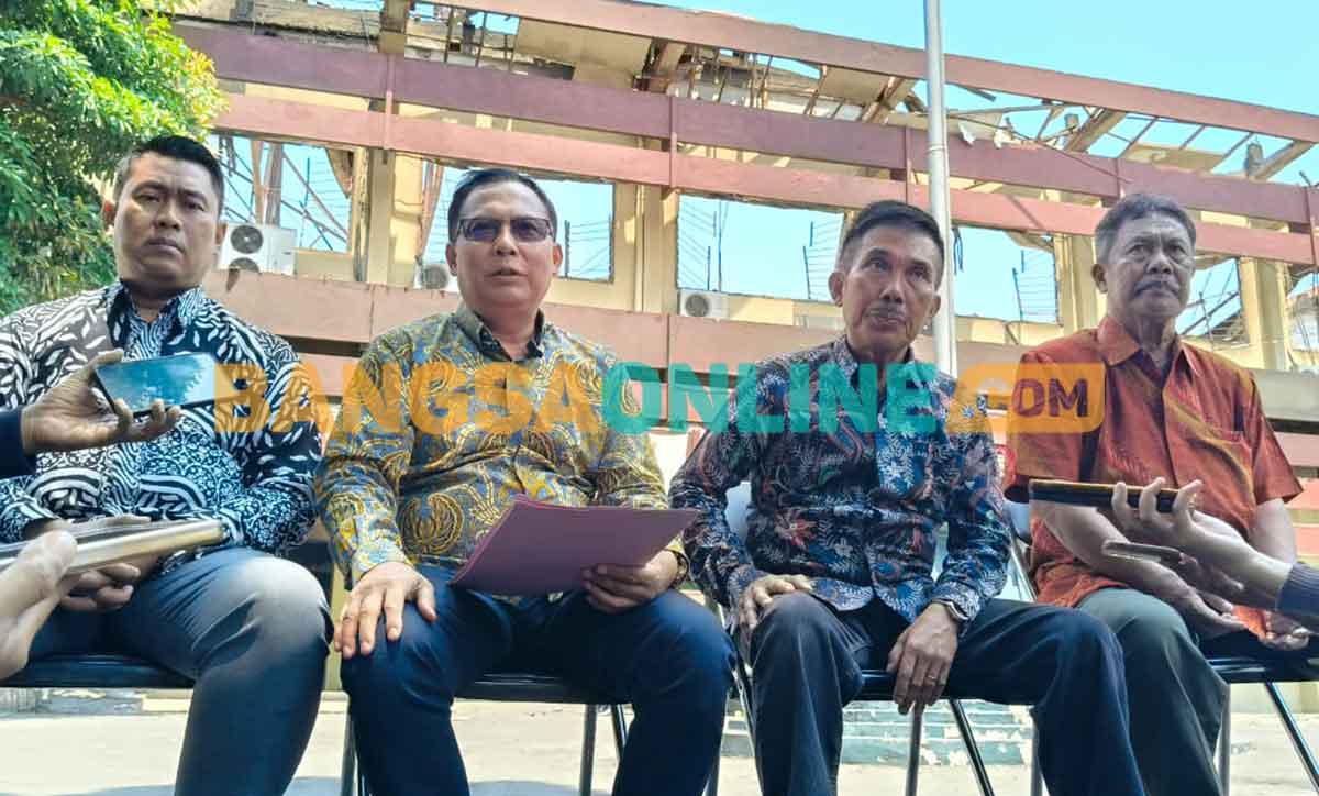 Pimpinan DPRD Kabupaten Kediri saat menggelar konferensi pers pasca-kerusuhan pekan lalu. Foto: MUJI HARJITA/BANGSAONLINE