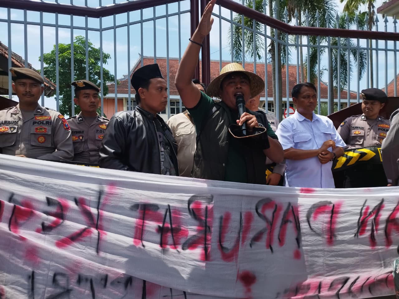 Perwakilan massa dari AMP3 saat berorasi di depan kantor Bupati Pamekasan