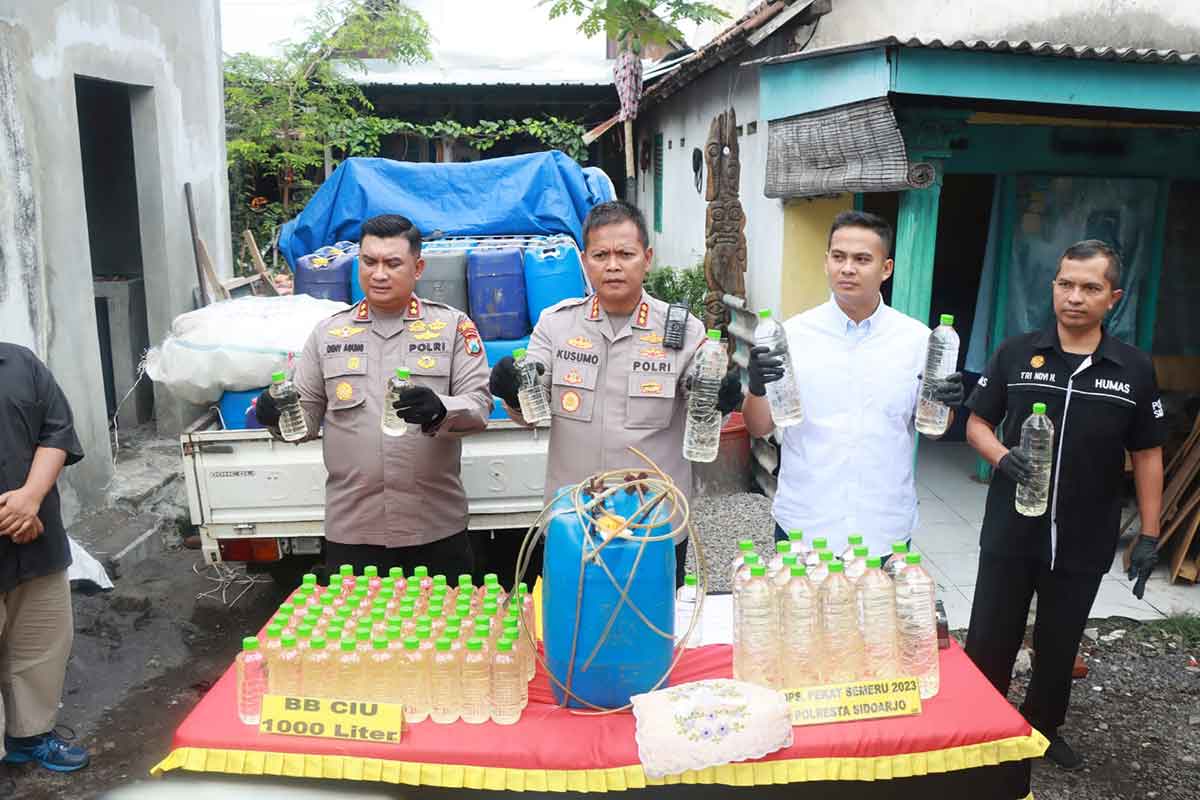 Kapolresta Sidoarjo, Kombes Pol. Kusumo Wahyu Bintoro saat rilis penggerebekan rumah produksi miras di Sugihwaras, Candi, Sidoarjo.