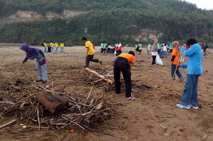 Komunitas Nelayan Pacitan Keluhkan Aksi Buang Sampah Sembarangan Di ...