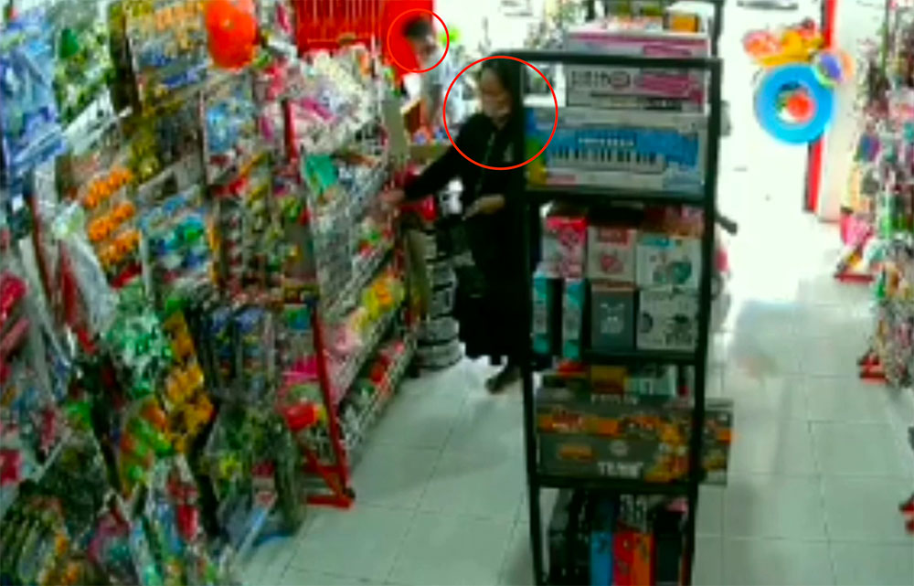 Pelaku dan anaknya saat beraksi mencuri mainan.