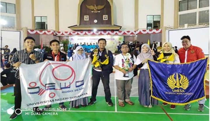 Tim robot Universitas Negeri Surabaya (Unesa) Azzahraly meraih juara II dalam ajang Kontes Robot Indonesia (KRI)  wilayah Regional IV di Universitas Mataram (Unram) Nusa Tenggara Barat (NTB). foto: ist