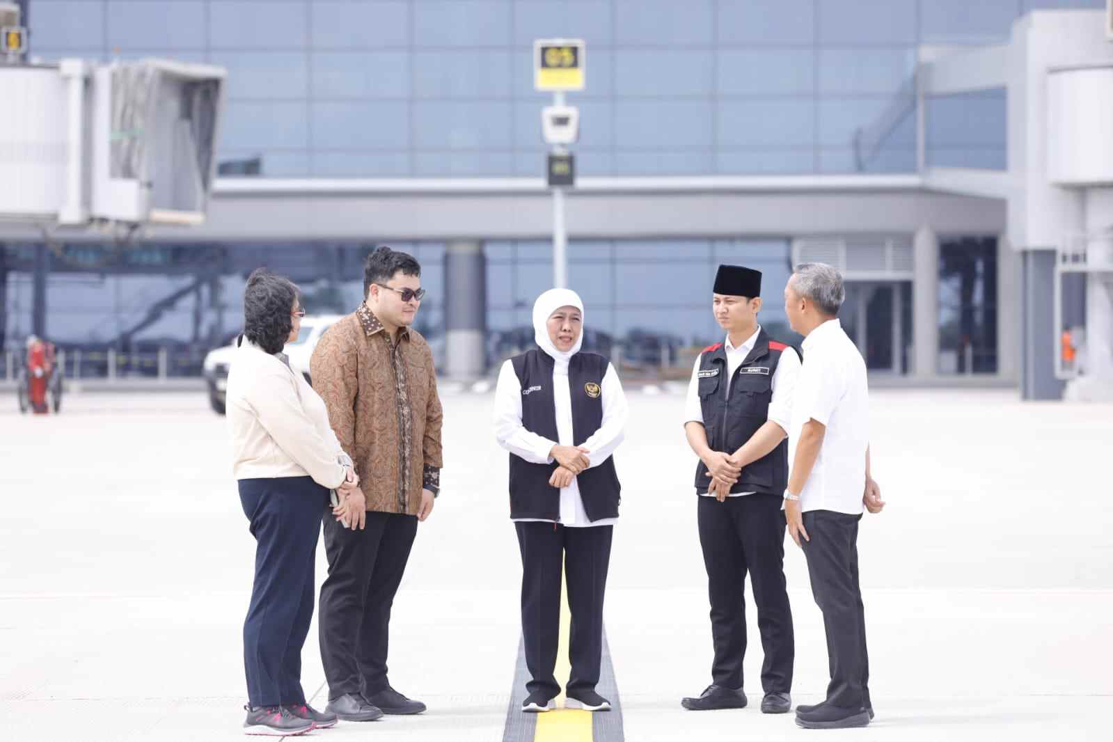 Khofifah Indar Parawansa bersama para kepala daerah di Bandara Dhoho Kediri. Foto: Humas Pemprov Jatim