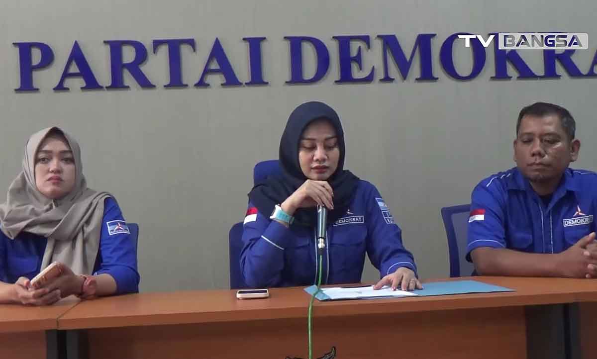 Ketua DPC Demokrat Nganjuk, Endah Sri Murtini, saat memberi keterangan kepada awak media.
