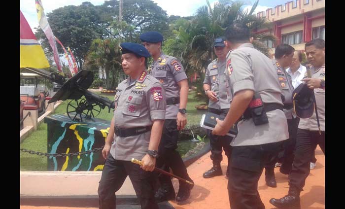 Kapolri Jenderal Tito Karnavian saat mengunjungi Pusat Pendidikan Brigade Mobil (Pusdik Brimob) Watukosek, Gempol, Pasuruan, Senin (23/4). 