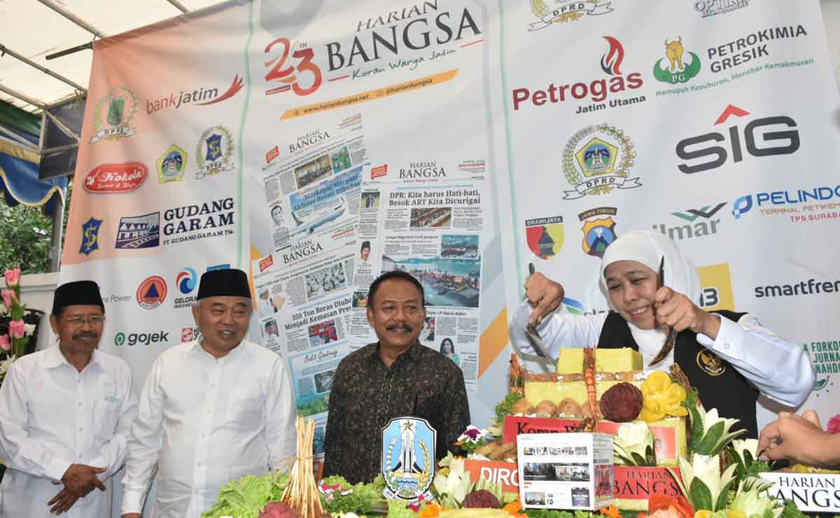 Gubernur Khofifah saat memotong tumpeng dalam perayaan HUT ke-23 HARIAN BANGSA.