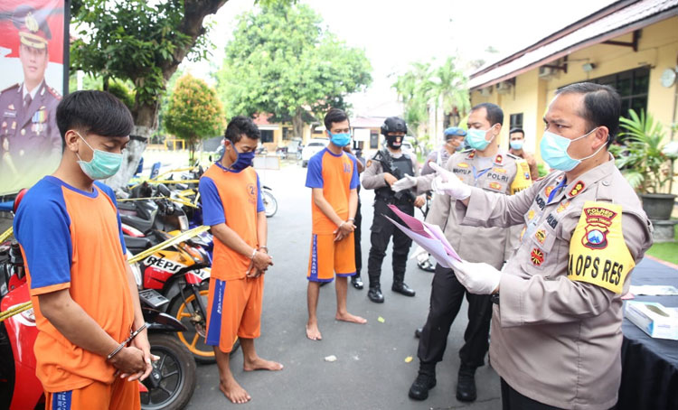 Tersangka saat dilakukan pers rilis di Mapolres Jombang. foto: AAN AMRULLOH/ BANGSAONLINE