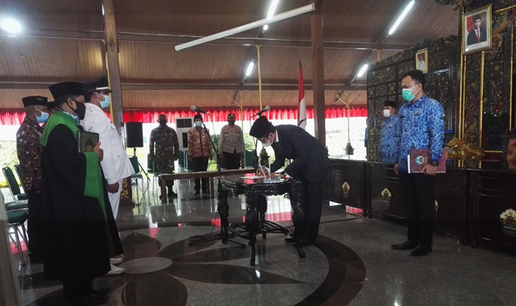 Bupati Bangkalan R. Abdul Latif Amin memimpin pelantikan kepala desa (kades) terpadu pengganti antarwaktu (PAW) Desa Polongan, Kecamatan Klampis di Pendopo Agung Bangkalan, Senin (30/11/2020). (foto: ist)