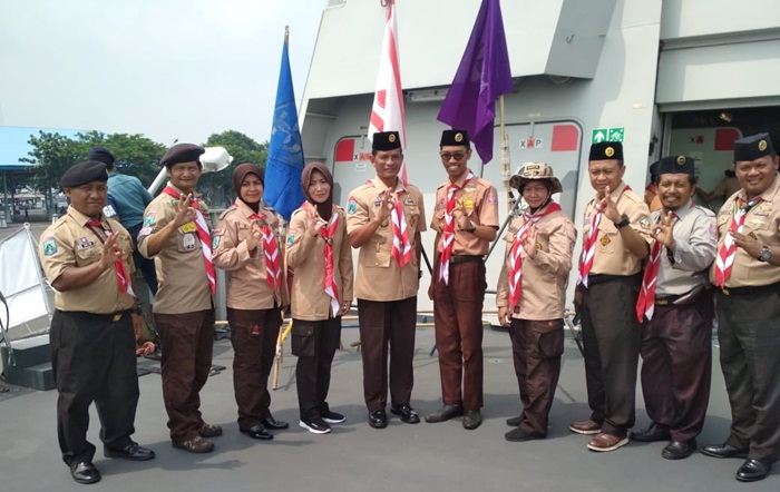 Di atas geladak helly KRI I Gusti Ngurah Rai-332, Kadispotmar Koarmada II Kolonel Laut (P) Ketut Budiantara, SE, melantik 91 siswa menjadi Dewan Kwartir Cabang Kota Surabaya periode 2019-2021.