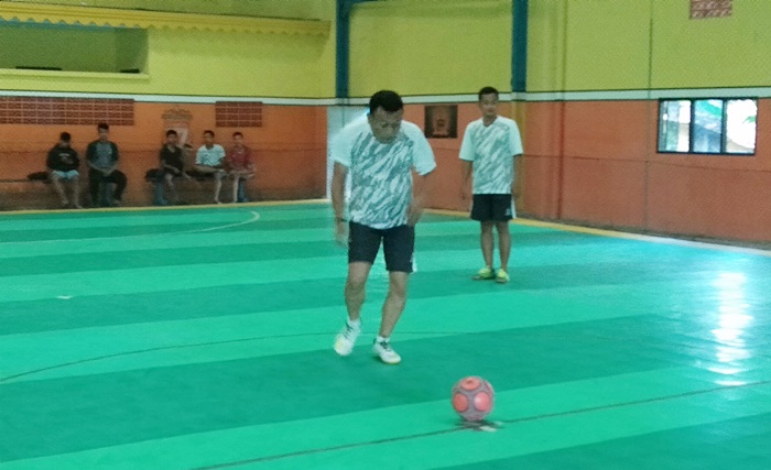Cabup Sugiri Sancoko di sela kesibukannya, menyempatkan diri untuk bermain futsal.