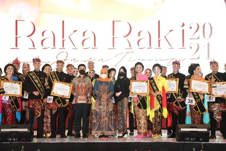Gubernur Jawa Timur Khofifah Indar Parawansa  saat membuka acara Grand Final Pemilihan Duta Wisata Raka-Raki Jatim 2021 di Hotel Shangrila, Selasa, (26/10) malam. foto: Humas Pemprov Jatim