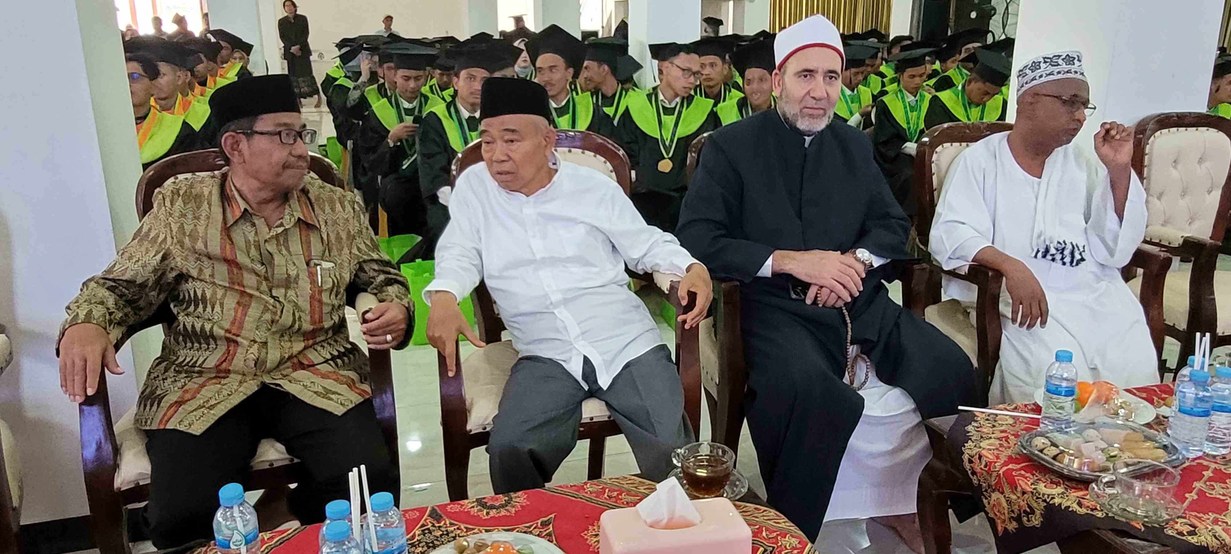 DARI KIRI: Dr. H. Ilhamullah Sumarkan, M.Ag, Prof Dr KH Asep Saifuddin Chalim, MA, Syaikh Ahmad Mabrouk dan Syaikh Shodiq dari Sudan. Foto: MMA/bangsaonline