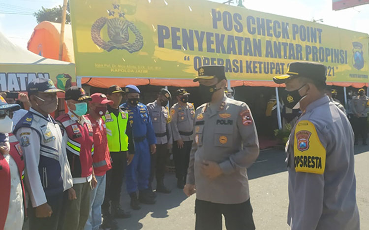 Tim Supervisi Mabes Polri yang dipimpin Kakorsabhara Polri Irjen Pol. Nanang Avianto melakukan pengecekan dan pemantauan di pos check point penyekatan antarprovinsi Operasi Ketupat Semeru 2021 Pelabuhan Penyeberangan Ketapang Banyuwangi, Selasa (11/5/2021). (foto: ist)