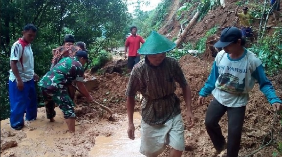 TNI dan masyarakat setempat melakukan pembersihan secara manual.