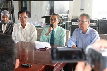 ?

Rektor UINSA Prof Dr Abdul A