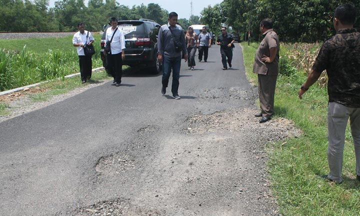Ketua Komisi III Marianto bersama anggota menemukan kerusakan jalan Kandeg-Setren di Kecamatan Baron.