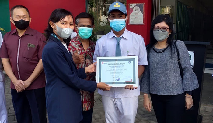 Pihak SMA SPJ 2 Sidoarjo saat memberi sertifikat beasiswa kepada salah satu pelajar.