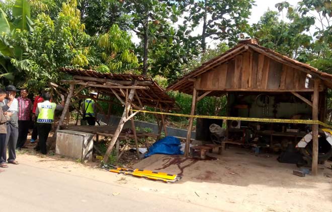  Polisi memasang police line di TKP pembunuhan. foto: SUWANDI/ BANGSAONLINE