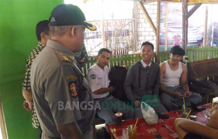 Sejumlah pelajar yang kedapatan bolos di warung kopi.