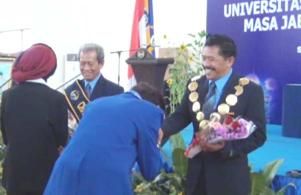 Drs. H. Djoko AW dilantik jadi rektor Universitas PGRI Adi Buana Surabaya masa jabatan 2015-2019. foto: devi fitri/BANGSAONLINE