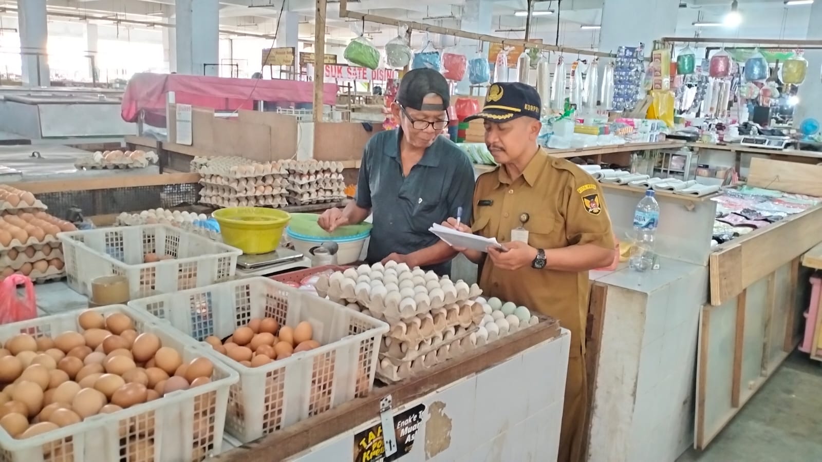 Petugas saat melakukan pemantauan harian terhadap harga komoditas pangan di pasar Setono Betek. (Ist).
