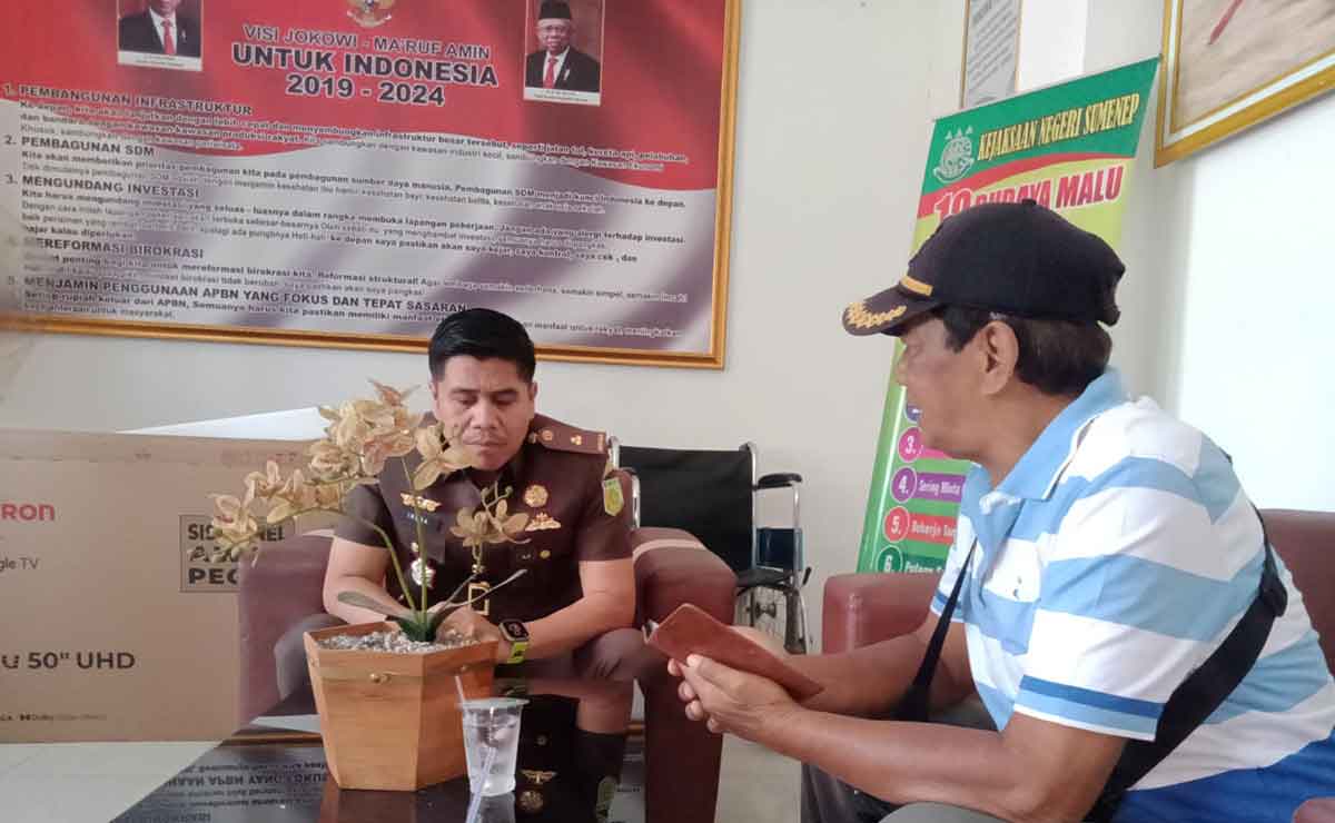 Warga Desa Kalianget Timur saat mempertanyakan kasus dugaan penyalahgunaan penyertaan modal ke petugas di Kejari Sumenep.