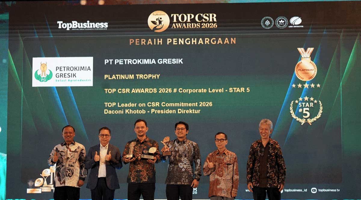 SVP Umum Petrokimia Gresik, Fickry Martawisuda (tiga dari kiri), ketika menerima penghargaan Top Platinum Trophy 2026. Foto: Ist