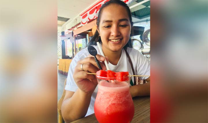 Pengunjung Lime Resto & Lounge di favehotel Sidoarjo menikmati minumannya menggunakan sedotan dari kertas.