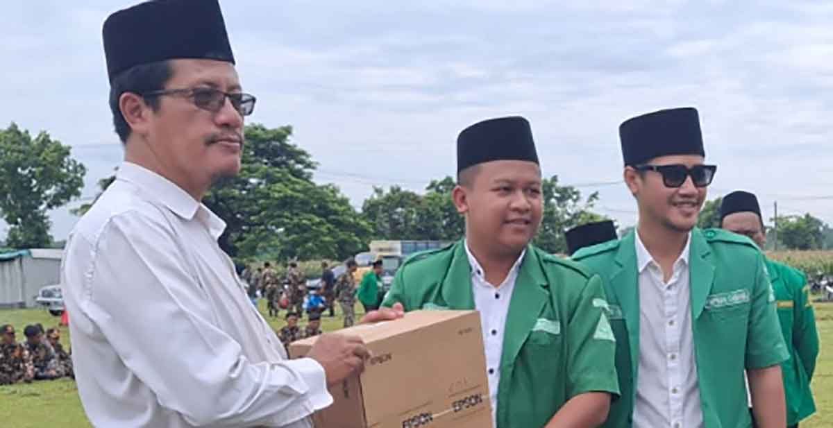 Gus Makmun didampingi Gus Fikri saat memberikan hadiah secara simbolis kepada pemenang lomba. Foto: Ist