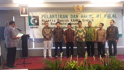
Majlis Presedium Wilayah Akmal Boediono ketika mengukuhkan Majlis Presedium KAHMI Gresik. Foto: syuhud/BANGSAONLINE.
